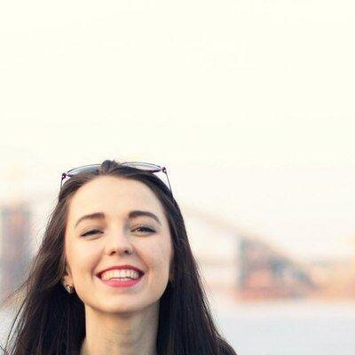 Приветствую всех. Очень раскрепощенная как человек. Пытаюсь думать не как все. Нравится разговаривать с людьми.