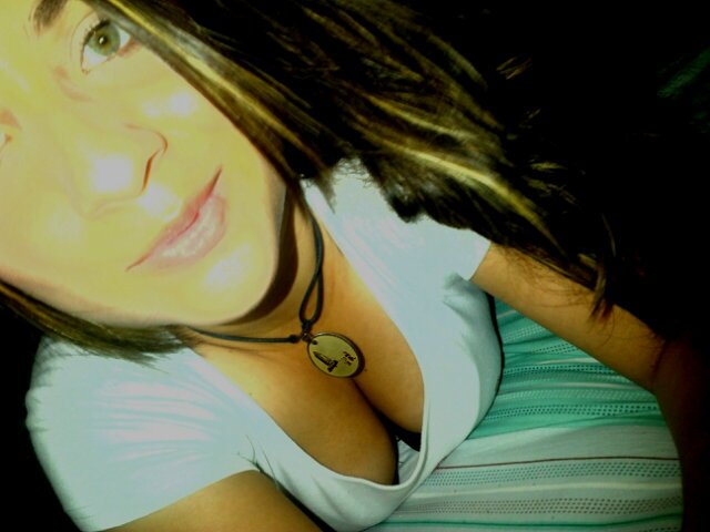 Yo amo, a mi patria roja rojitaa, revolucionaria, donde ya no se va la luz..... Sino que Viene de Vez en Cuando. Doy Folloback.