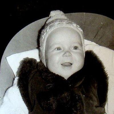 Просто люблю обмениваться идеями. Родилась в прекрасном городе. Как человек очень раскрепощенная. Хочу мыслить легко.