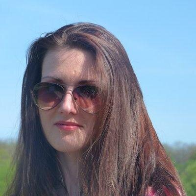 Такая. Хочу мыслить легко. Просто люблю обмениваться идеями. Родилась в прекрасном городе. Как человек очень раскрепощенная.