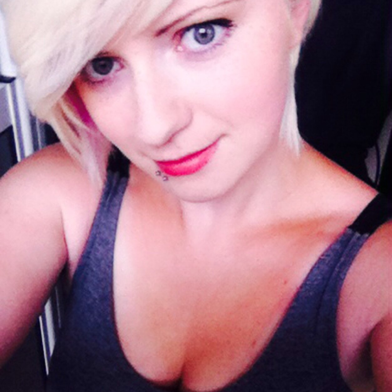 22 year old , scottish , full time carer and loving life and tattoos n piercings :D snapchat barra666