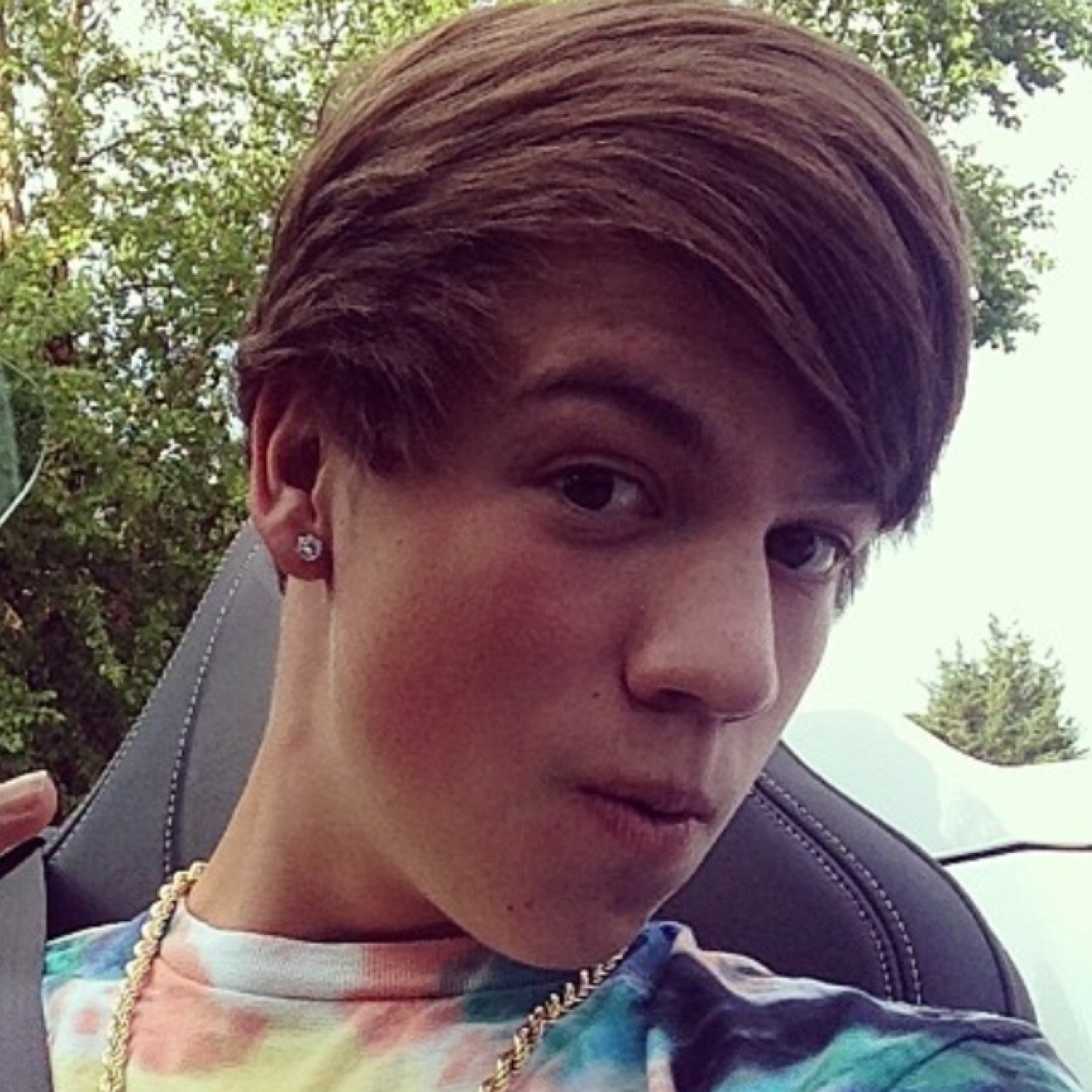 Hey I'm new (account not to the fandom) please follow. :)