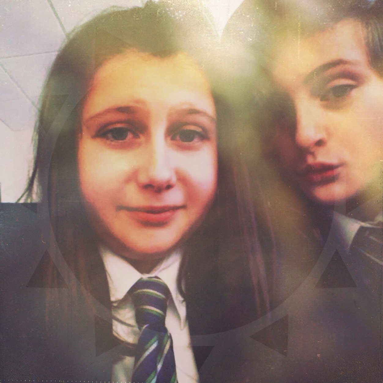 Im amy ( @amylindsay_123 ) n im 14 ++ im holly ( @hollybrooks1234 ) am also 14  i love luke  and holly loves jaii ❤️