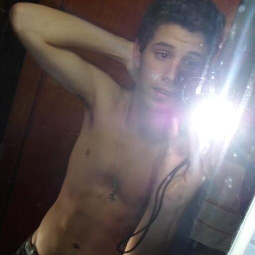 Estudiante en Aministracion de Empresas... y Futuro  Estudiante de Enfermeria, Cantante Amateur ... Soy de Sauce, Uruguay 17 años