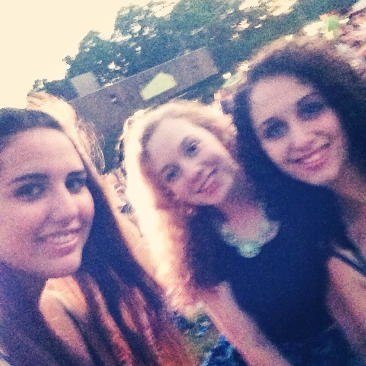 myerslizmyers's profile picture. 17. Aspiring Designer and Writer. :) ✌️