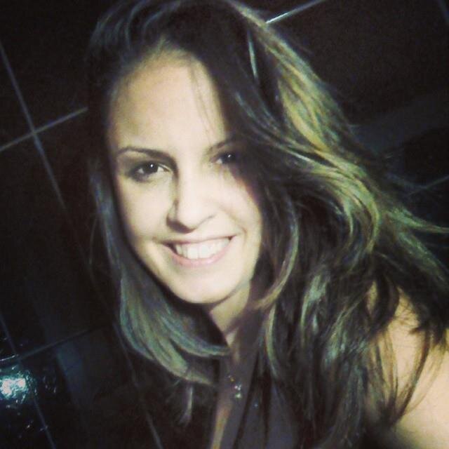 Ela acreditava em anjos. E, porque acreditava, eles existiam.
