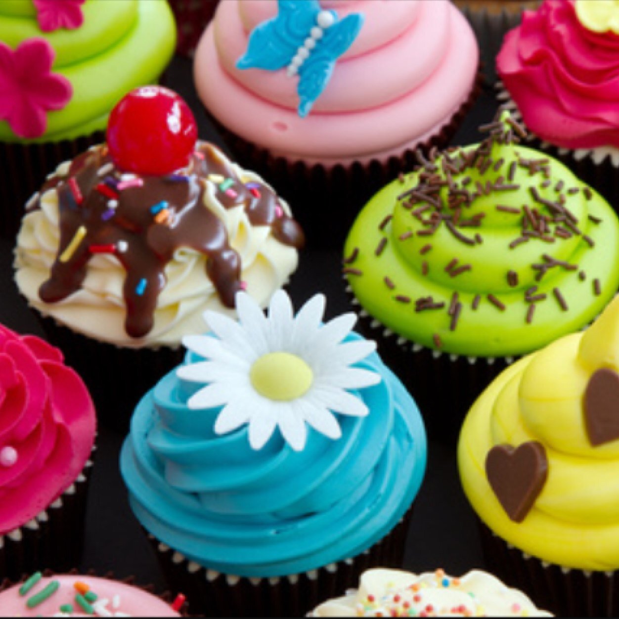 Endulza tu dia, gran variedad de sabores y rellenos en nuestros cupcakes, personalizados y para cualquier tipo de ocasion! Contactanos 04247463321