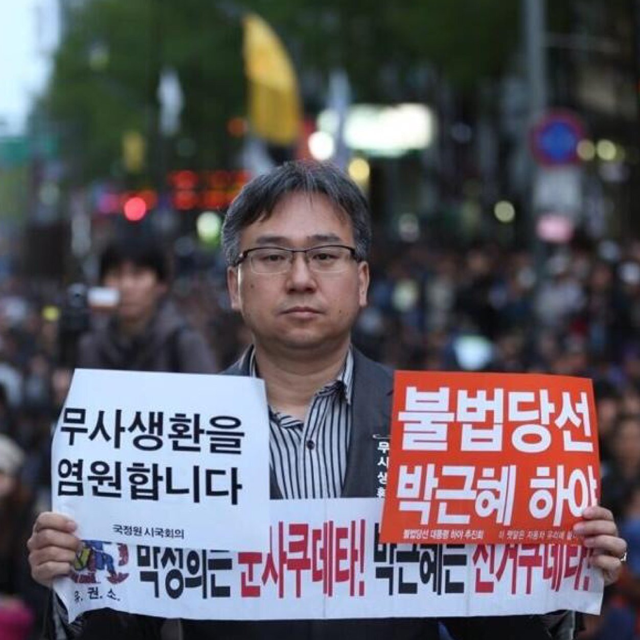 약 4년전부터 삶과 죽음의 문제로 시작해서 가고 가고 가다가 지금은 정말 관심 없었던 정치에 관심을 가지기 시작한 황당하고 불쌍한 인간입니다. 이런 미친 역사를 외면하고 사는것이 더 힘들 듯 합니다. 이 프로필의 글이 바뀌기를 바라며. (2013.01.19 토 10:58 출근중에. )