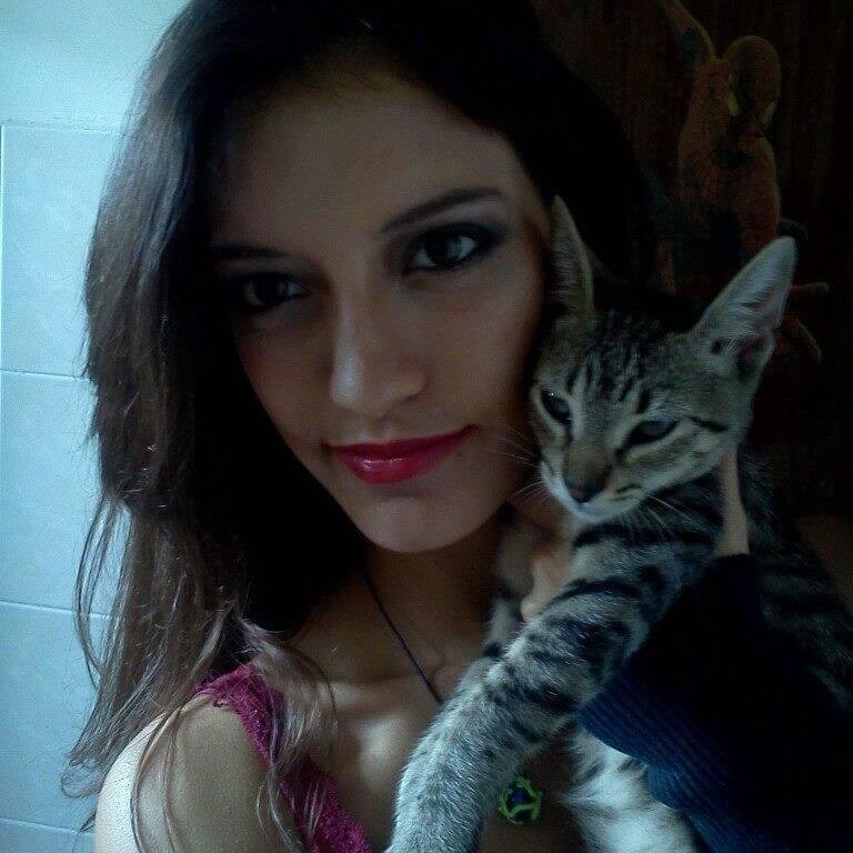 Venezolana. Futura diseñadora! Defensora de los derechos animales. En mi crece la esperanza de ver realizados mis sueños y metas.
