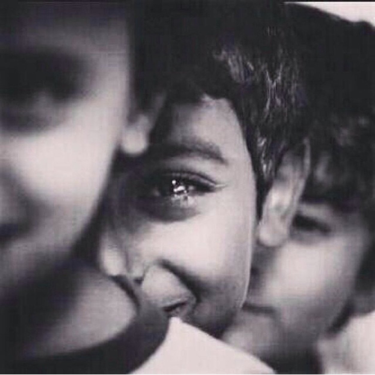 ﺁﻧﺎ ﻓﺘﺎﻩ ﺩﺍﺋﻤﺎﻣُﺒﺘﺴﻤﺔ أﺿﺤﻚ ﻛﺜﻴﻴﺮﺍ ﻭﻻ ﺃﺑﺎﻟﻲ ﻟِﺸﺊ ﺃﺳﺎﻣﺢ ﻛﺜﻴﺮﺍ ﻟﺪﺭﺟﺔ ﺍﻟﻐﺒﺎﺍﺀ ﺛﺮﺛﺮﺗﻲ ﻟﻴﺲ ﻟﻬﺎ ﻧﻬﺎﻳﺔ ﺍﺗﻈﺎﻫﺮ ﺑﻌﺪﻡ ﺍﻹﻛﺘﺮاث وتجااهل م يؤلمني لكن ﻻ أحد يعلم م بداخلي ..♡