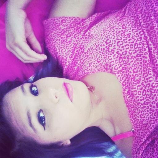 . se chamo rayanne prazer , mais prefiro que me chamem de Ray , tenho 17 anos , solteira , não sou mãe , estudo , trabalho , amo a cor :ROSA *-* e isso !