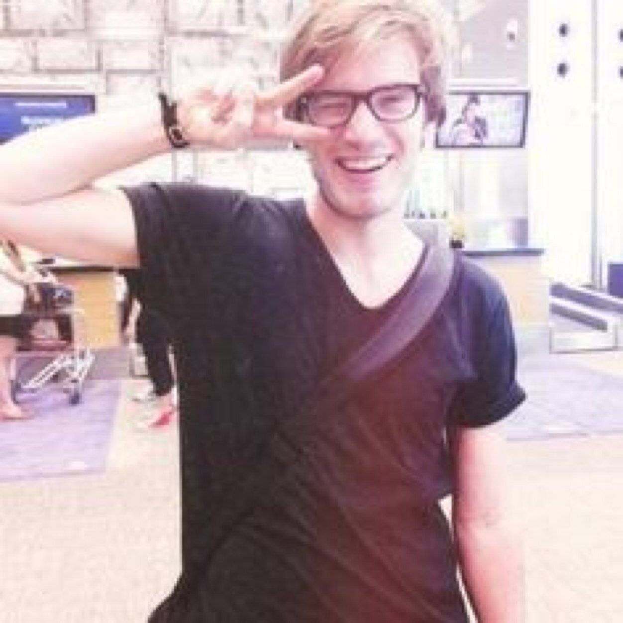 Hhows it goin bros my name is PewDiePie! Bro master! FOLLOW TO BECOME A BRO TODAY!! (Singular Kik-pcwdicpic (PARODY)