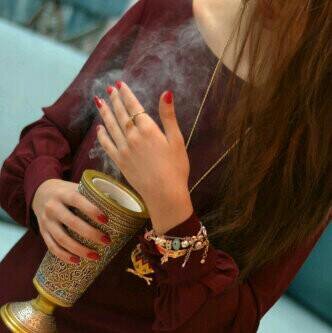 ‏أنثى♡♡ ينحني الورد لرقتها♡♡