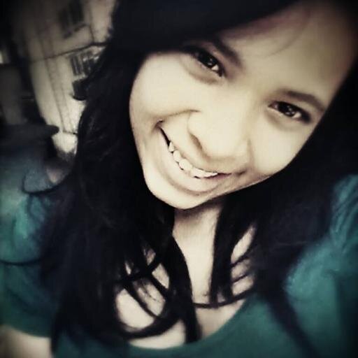Casada, mamãe de gêmeos, simpática com quem merece.