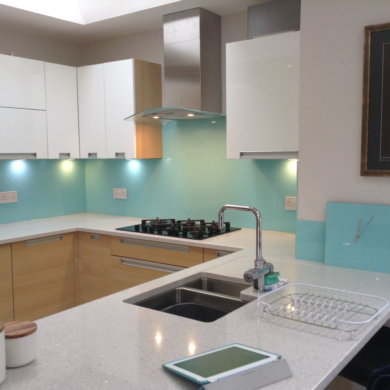 Suppliers and installers of toughened glass coloured splashbacks to give your home a beautiful finishing touch.