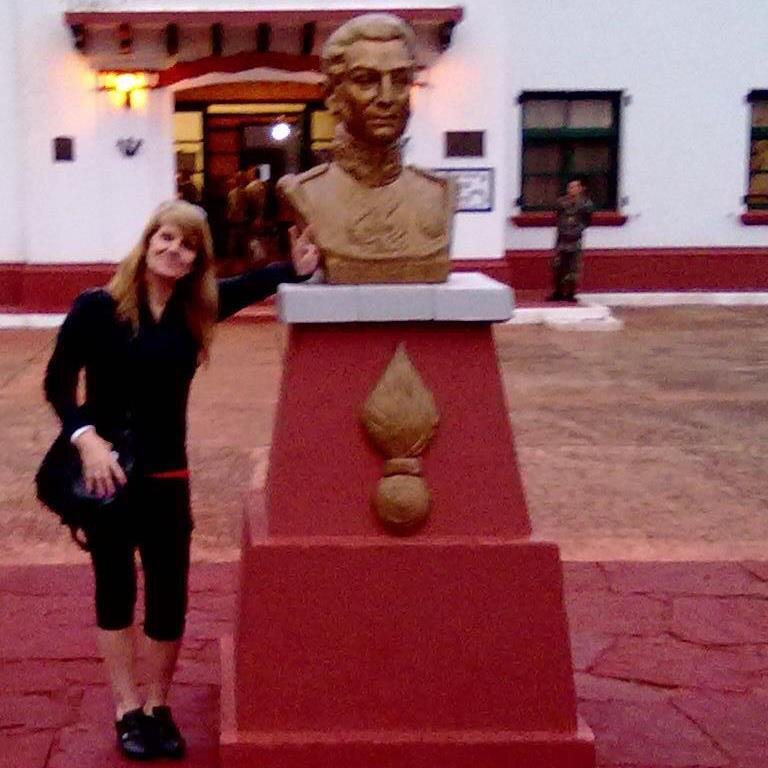 Soy Mujer Feminista Madre, Familia y Amigue, Psicóloga, Docente, Kirchnerista. Y feliz y buena persona todas las veces que puedo.