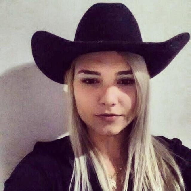 A mulher pra ser bonita não precisa ter pintura, basta um batom na boca e um 38 na cintura!