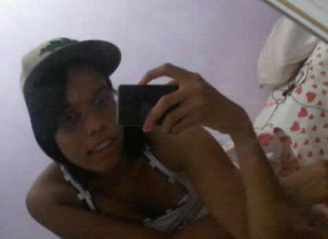 Não sou a garota mais certinha &&' nem a totalmente descontrolada. Não busco ser perfeita , mas sim ser eu mesma ,