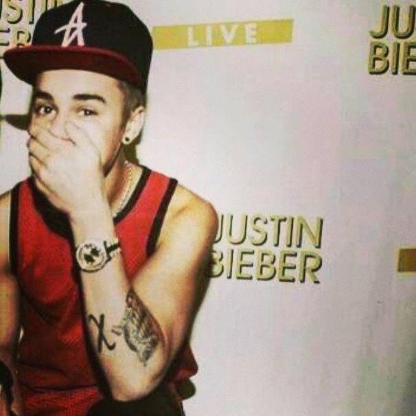 Follow @justinvoguee or i unfollow!!!!