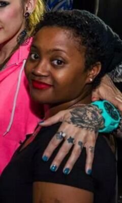licensed cosmologist,  barber, Color master, loc maint. ,ect hmu on instagram @monas_beautybox_inc