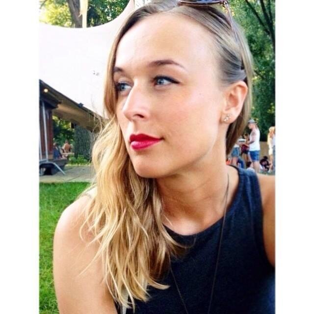 Designer, loves: shopping, see new things, travelling, city hopping, go out for a dance, dinner with friends, cooking.
