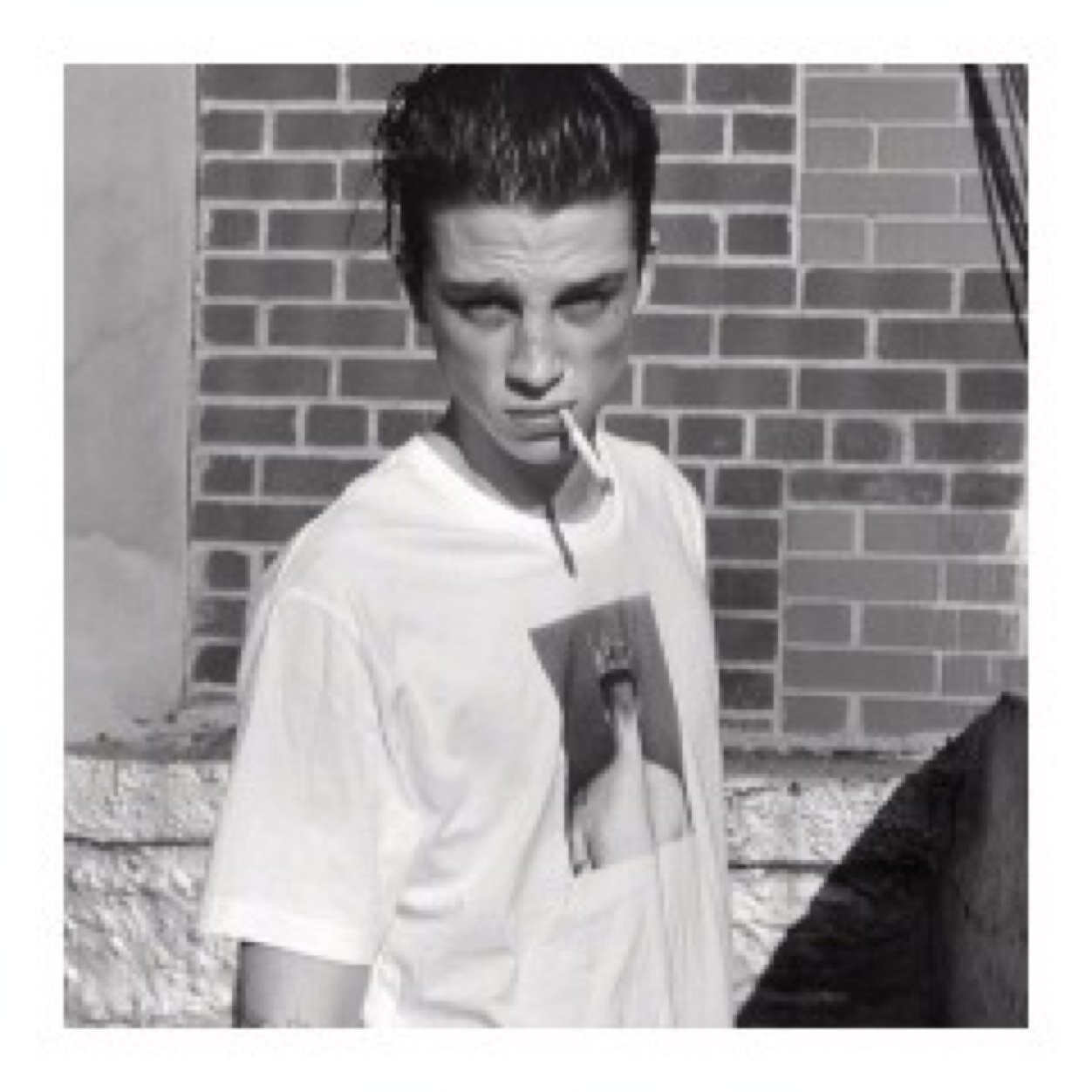Ti dedico una dedica che dedica non è, 
ma che diventa dedica s'è dedicata a te. (C)