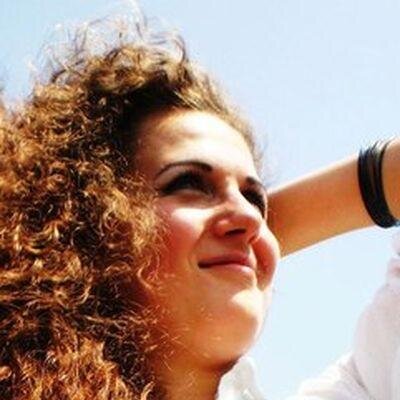 Родилась в интересном городе. Пытаюсь мыслить не как все. Довольно общительная как человек. Мне нравится обсуждать дела.