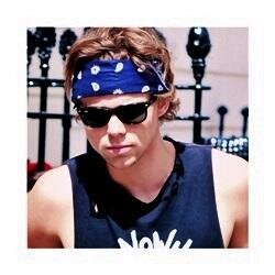I give you a free follow bc you're fab, please follow @xhemmoxstylesx ily x