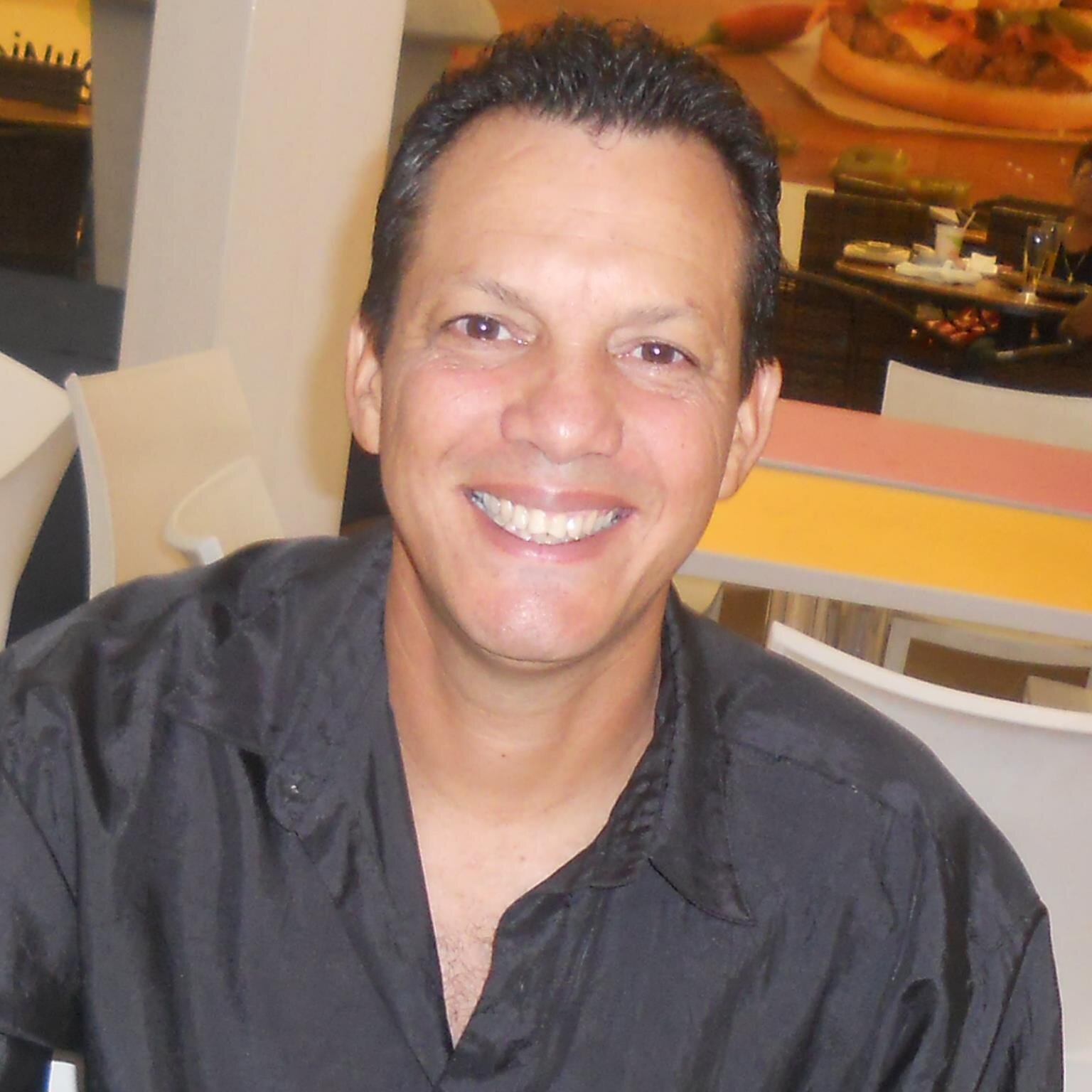 Fui Colportor 20 anos, sou casado com Princesa Mô, pai do Jonathan milagre de Deus! Amo Jesus!