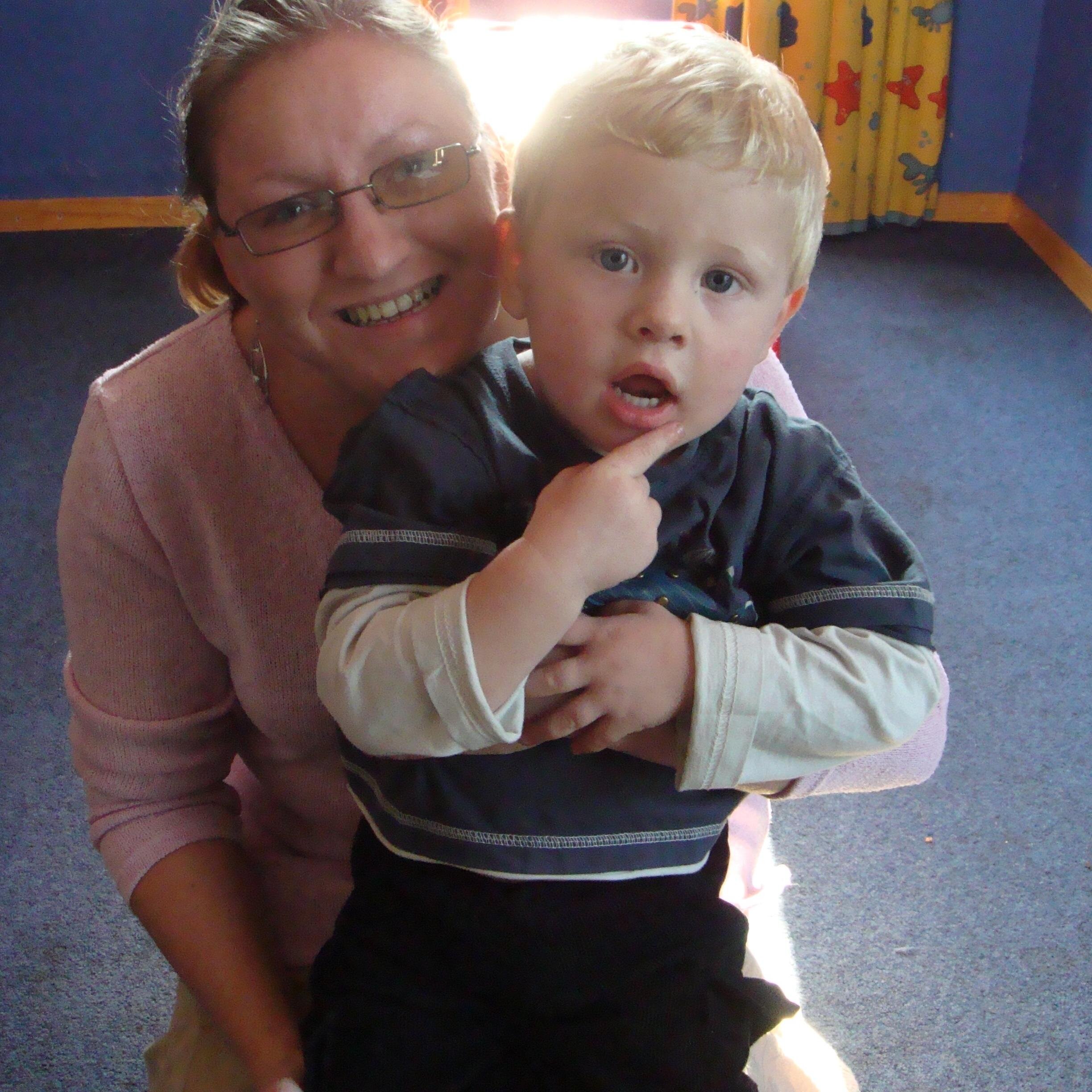 Single Mother, loves to read, spend time with my dogs, gardening and a great friend to have!
