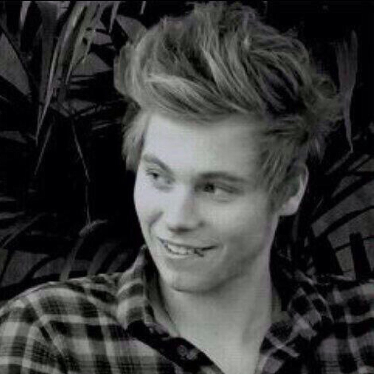 FREE FOLLOW FROM @lashtonnugget , SHE FOLLOWS BACK