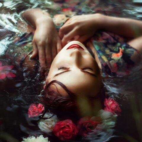 _Madlenka_'s profile picture. В мире все равно нет иной правды, кроме той, в которую нам хочется верить. И смешно бить зеркала, если не понравилось отражение.