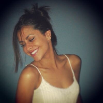 Una sonrisa cuesta poco pero vale mucho. No hay nadie tan rico que no la necesite, ni nadie tan pobre que no la pueda dar... :))