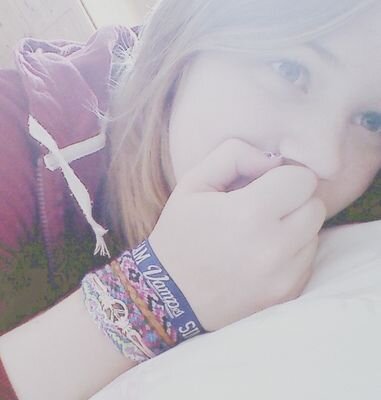 lovxablecon's profile picture. life without the vamps must be so boring.