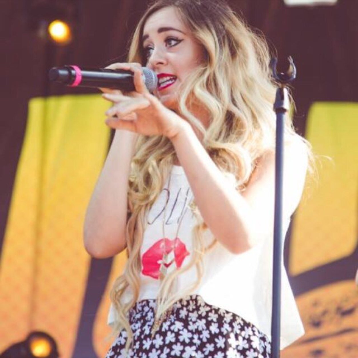 lizmacer04's profile picture. *instagram* @stella218 Professional songbird It's only awkward if you make it awkward. But it is awkward if you aren't following @meganandliz {RP/FL} |Single|