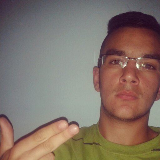Soy un niño de 15 años, viviendo la vida aunque algunas perras quieran jodeeermee y siempre a mi royoooo! Mirais todos hacia mi polla yo ya no veo nada