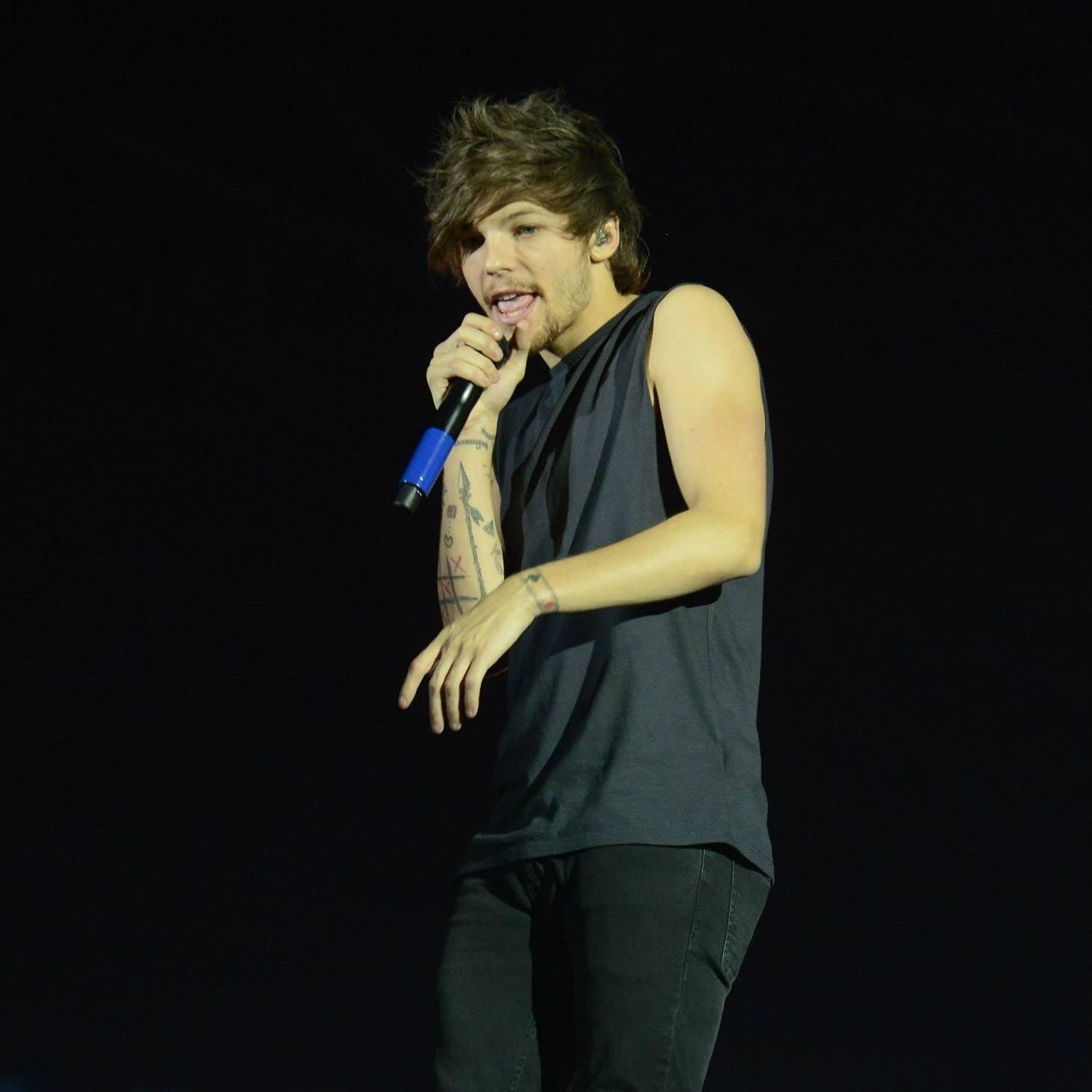 Somo una pagina de one direction en donde podes encontrar muchas cosas como info, fotos, noticias y demas ;) siguenos y te seguiremos de vulta !!