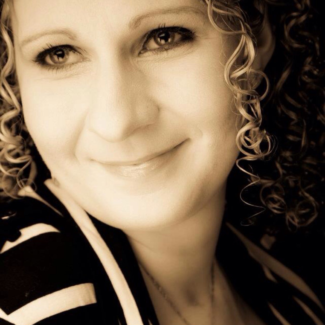 Event Manager! Home & Garden Owner! Film & Wine Fan. Love to Travel & sit on a beach.