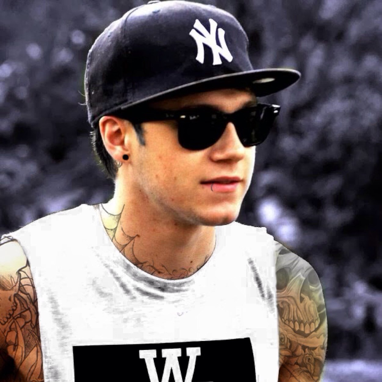 hii follow @hxrrysmammories i follow back on there :))