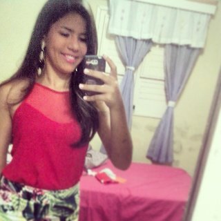 “Eu erro. Perco a paciência e me estresso facilmente. Choro por besteira e dou risada do nada.”