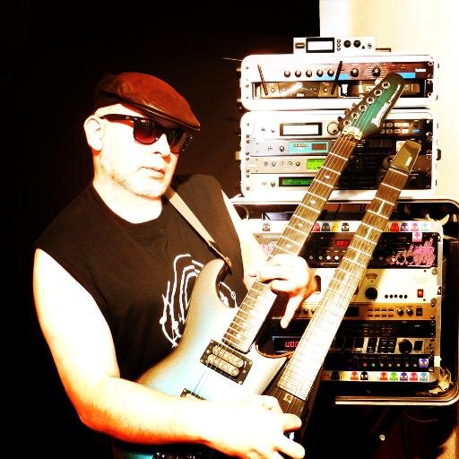 eximienta's profile picture. eXiMienTa:
Es la  maxima  expresion cantada, que  pretende decir  algo  que nadie entienda.