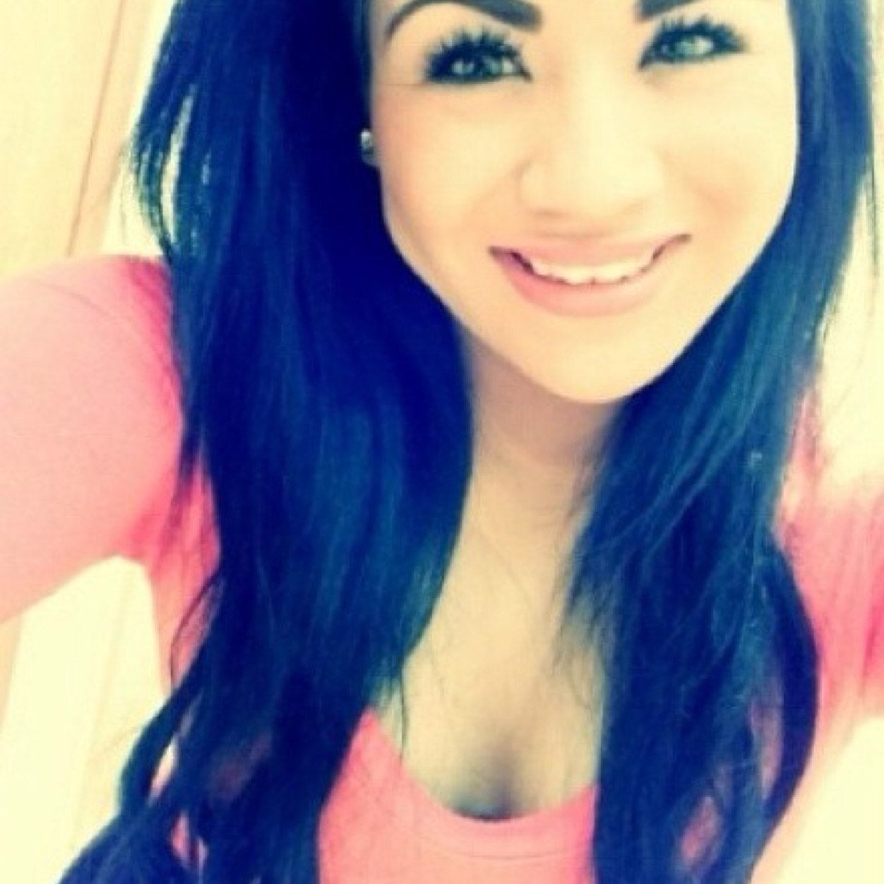 KarenVeeAH's profile picture. I used to be happy