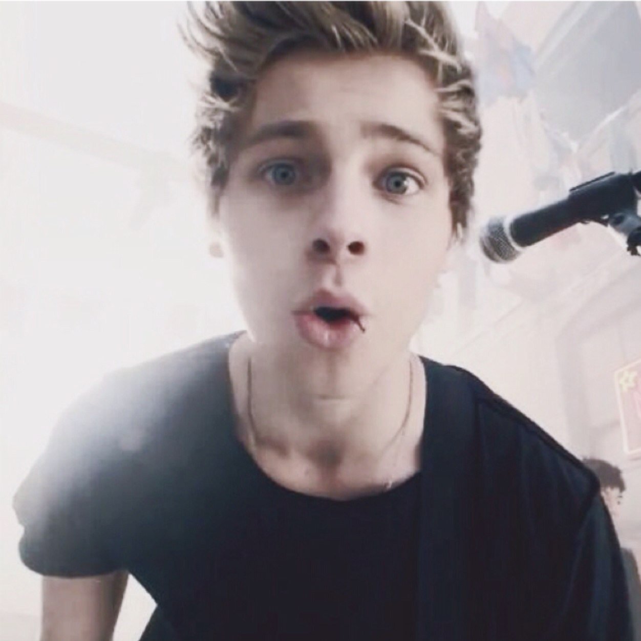 ✌️luke hemmings✌️