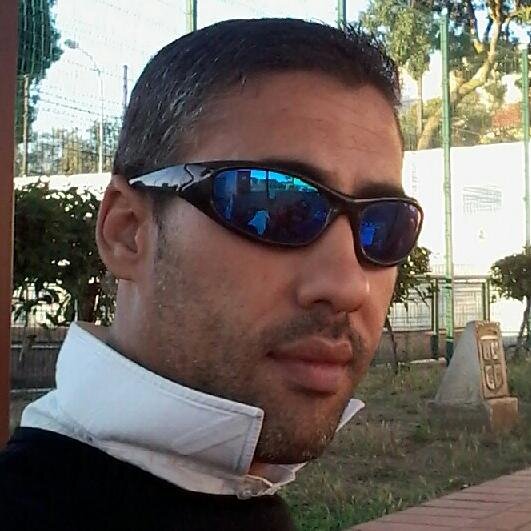 Sou um anjo. Não do amor, mas cheio de amor!
Venho da lua. 
O Local, dos loucos amantes, dos doidos apaixonados e dos tristes Amados.

RP