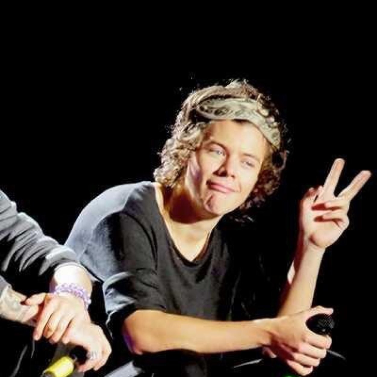 Hii , Follow @savoylou please , she gave you this free follow and follows back just ask xx