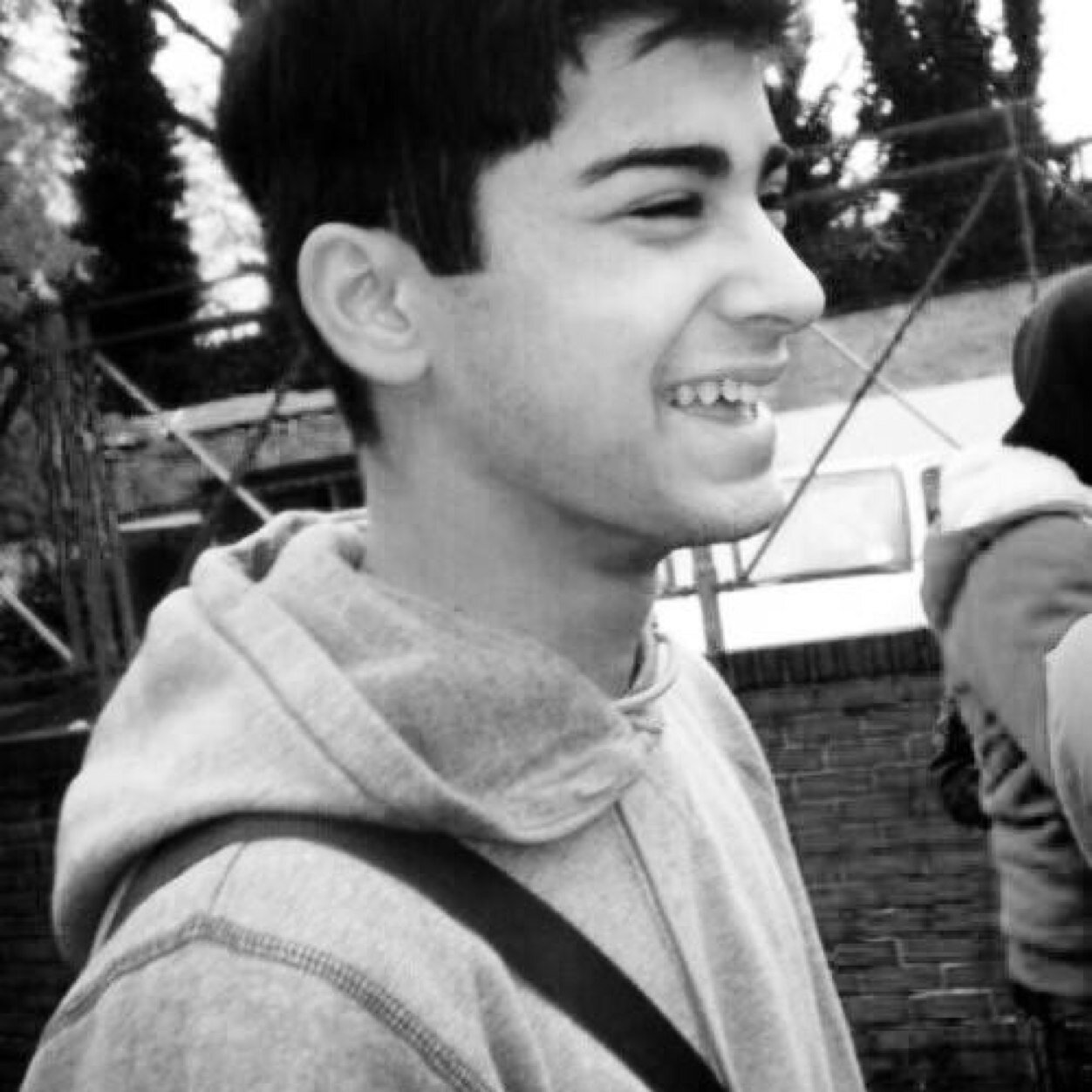 ask for a follow back on @raybanzouis