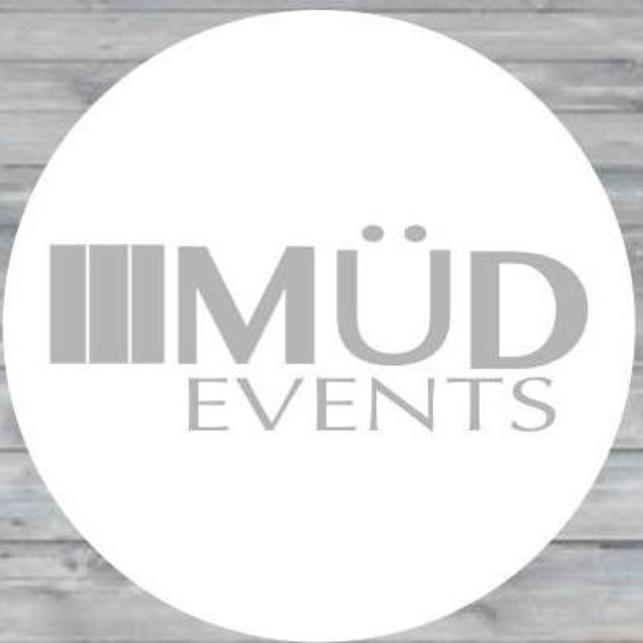 Hacemos que tu evento sea inolvidable
Renta de Mobiliario y Organización de Eventos contacto@mudevents.mx