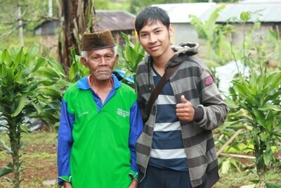 Segenggam garam di sebuah danau,                                             Mata cinta kopi asin