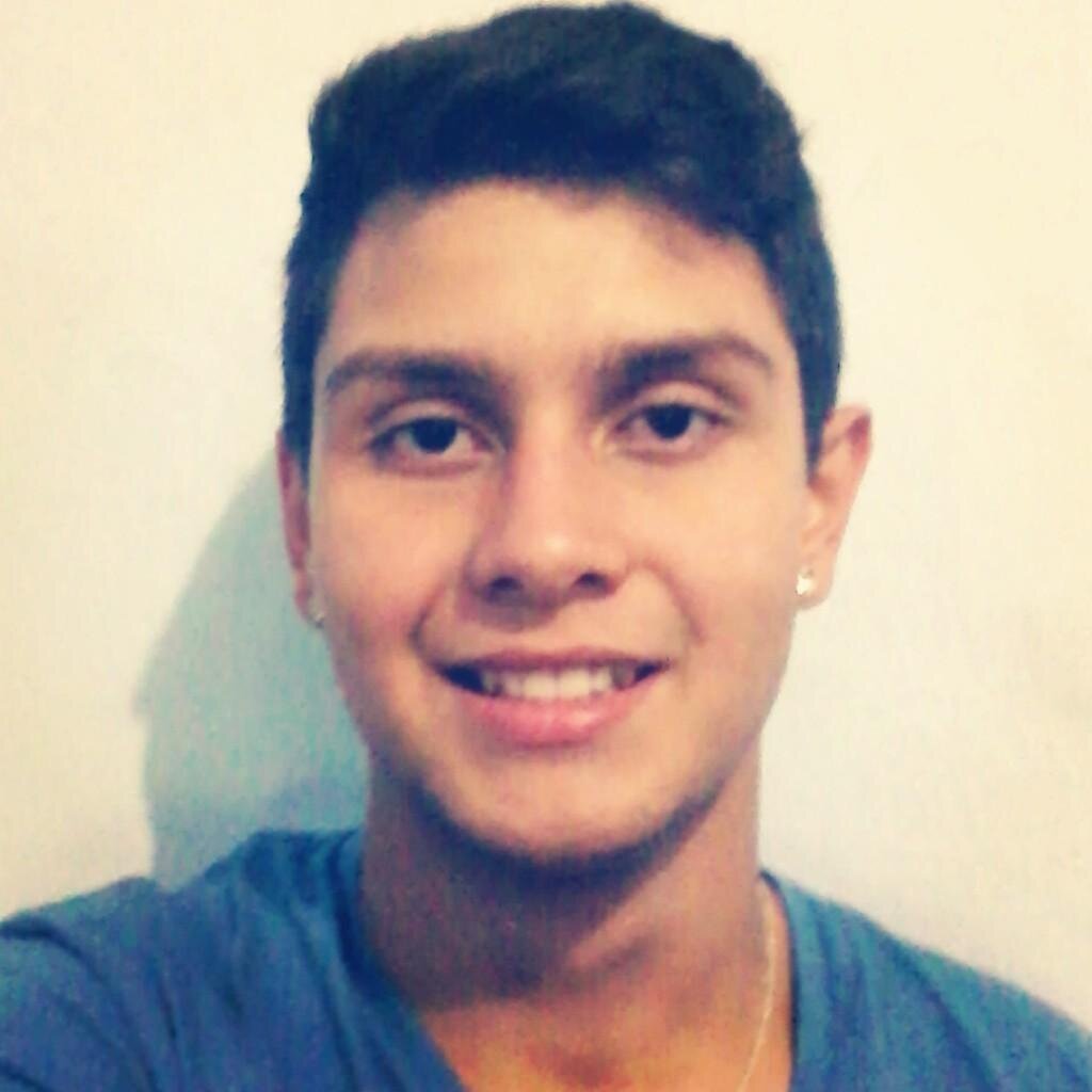segueaêe 8) .  http://t.co/GhSsbsgmi6   ←
Moleque de Deus .. qê ama a Familia , Amigos eo  futebol !! (=