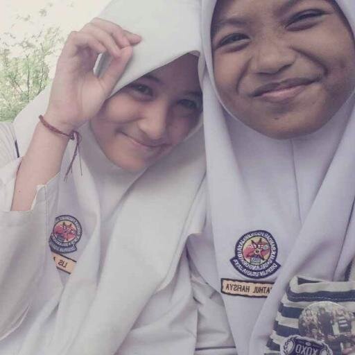 Heyy I'm Lis , 13 , Puchong , SMKBPJB♥ Would love to meet new friends ! ^^